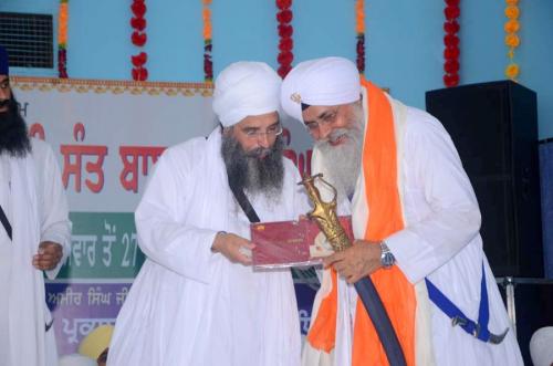 Sant Baba Amir Singh ji honouring Giani Iqbal Singh ji