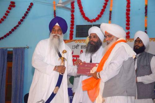 Singh Sahib Giani Gurbachan Singh ji and Sant Baba Amir Singh ji honouring Bhai Guriqbal Singh ji