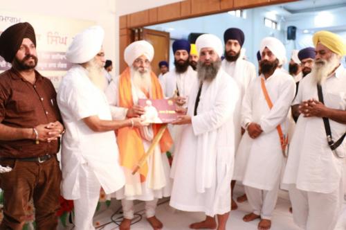 Sant Baba Amir Singh ji honouring Bhai Guriqbal Singh ji