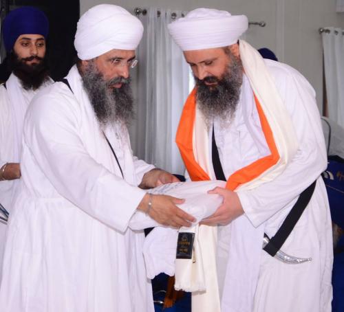 Sant Baba Amir Singh ji honouring Sant Baba Gurnaam Singh ji