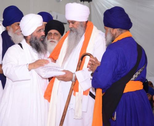 Sant Baba Amir Singh ji honouring Sant Narinder Singh ji