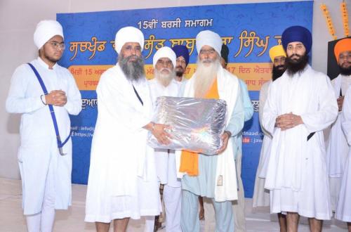 Sant Baba Amir Singh ji honouring Sant Baba Parmjit Singh ji Hansali