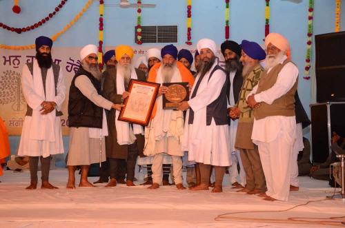Sant Baba Amir Singh ji honouring Ustaad Surjit Singh ji