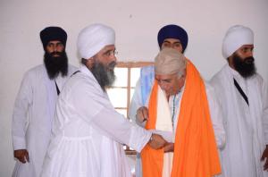 Sant baba Amir Singh honouring Pandit Ramakant ji