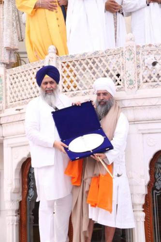 Sant Baba Sucha Singh ji honoured from Akal Takhat Sahib, award received by Sant Baba Amir Singh ji (8)