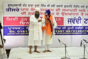 Sant-Baba-Amir-Singh-ji-honouring-Singh-Sahib-Giani-Gurmukh-Singh-ji-Jathedar-Takhhat-Sri-Damdama-Sahib-Sabho-ki-Talwandi 3