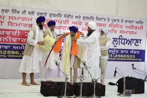 Sant-Baba-Amir-Singh-ji-honouring-Ustaad-Swaran-Singh-ji