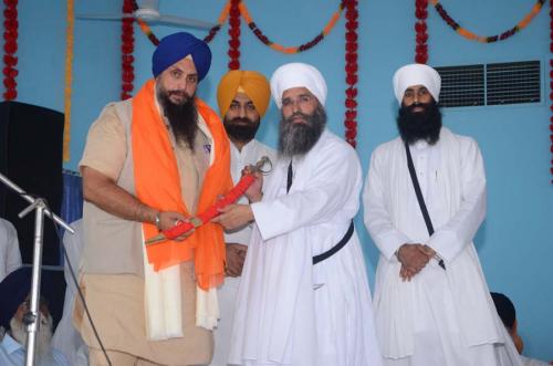 Sant Baba Amir Singh ji honouring Bhai Paramjit Singh ji Rana