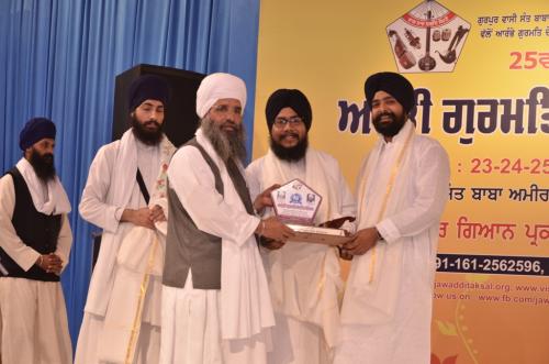 Sant Baba Amir Singh ji honouring Bhai Balpreet Singh ji