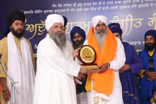 ਸੰਤ ਬਾਬਾ ਅਮੀਰ ਸਿੰਘ ਜੀ ਮੁਖੀ ਜਵੱਦੀ ਟਕਸਾਲ ਸੰਤ ਬਾਬਾ ਬੁੱਧ ਸਿੰਘ ਜੀ ਨਿੱਕੇ ਘੁਮੰਣ ਵਾਲਿਅਾਂ ਦਾ ਸਨਮਾਨ ਕਰਦੇ ਹੋੲੇ ।